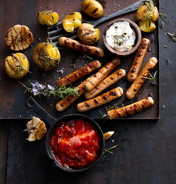 Vegane Rostbratwürstchen italienische Art mit rustikaler Tomatensauce, Rosmarin-Kartoffeln und Kapern-Mayonnaise